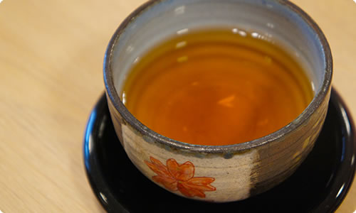 桜柄の湯呑で温かいお茶を…2